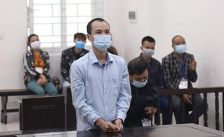 Hai cha con ngồi tù vì "giọt nước rửa xe"