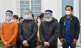 Người phụ nữ khiến nhóm bạn lĩnh án vì rủ về nhà lấy kiếm