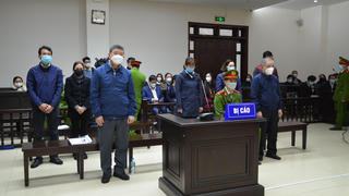 Cựu GĐ Bệnh viện Bạch Mai và 7 đồng phạm hầu tòa