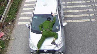 Tài xế hất công an lên nắp capo