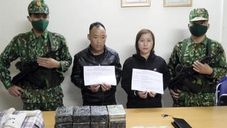 Bắt giữ 2 đối tượng vận chuyển 32 bánh heroin