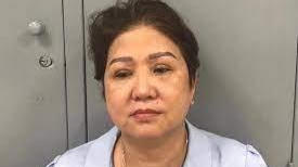 Mang 2 valy chứa USD âm phủ đi lừa đảo, 'nữ quái' lĩnh 15 năm tù