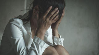 Cô gái vứt bỏ con mới đẻ ra trình diện công an