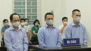 Doanh nhân làm giả giấy tờ “xế hộp” sang lĩnh 18 năm tù