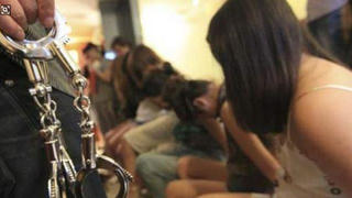 Khởi tố 6 đổi tượng chuyên lừa bán thiếu nữ vào phục vụ quán karaoke