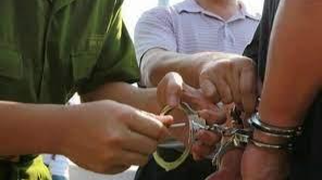 Lừa đồng nghiệp để lấy hàng của công ty đi bán