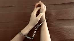 Hai thiếu nữ bị mang đi khắp nơi rao bán