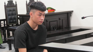 Bị đâm suýt tử vong vì ghen với tình địch cũ