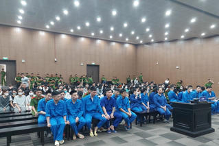 Đòi nợ bằng cách ghép ảnh khách hàng khỏa thân, ông chủ đường dây cho vay nặng lãi hầu tòa