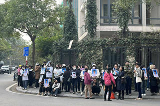 Vụ nam sinh lớp 8 bị đánh chết não ở Hà Nội: Tòa yêu cầu bị cáo diễn lại hành vi phạm tội