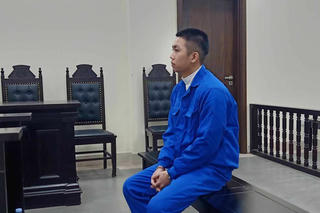 Tài xế hất cảnh sát lên nắp capo lãnh 13 năm tù