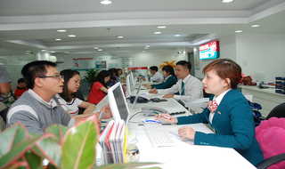 Kienlongbank hỗ trợ khách hàng và cán bộ nhân viên khắc phục thiệt hại sau cơn bão Damrey