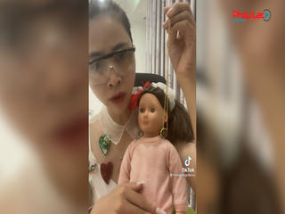 Youtuber nổi tiếng làm clip nói chuyện với búp bê ” xin vía học giỏi” cho các bạn nhỏ gây bức xúc