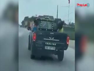 Hà Tĩnh: Truy tìm tài xế xe bán tải chở 3 cháu bé ngồi thùng sau, phóng như bay trên quốc lộ