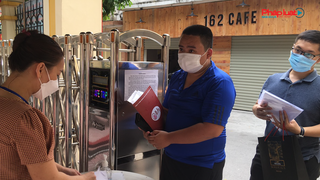 Hà Nội: Chính quyền cơ sở "căng mình" rà soát và cấp giấy đi đường cho công dân