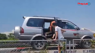 Dùng xe cứu hộ "cõng" ôtô 7 chỗ, đưa người vào Hà Nội