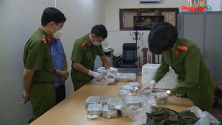 Bắt 2 đối tượng vận chuyển 98 bánh heroin để nhận 300 triệu đồng