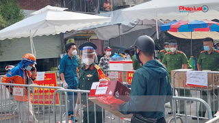Người dân tiếp tế nhu yếu phẩm cho khu phong tỏa phường Văn Miếu như thế nào?