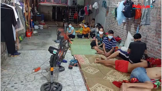 Lao động mắc kẹt ở Hà Nội cùng nỗi nhớ da diết quê hương