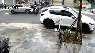 Quảng Ninh: Ô tô phóng tốc độ cao tông loạt xe máy, nhiều người bị thương