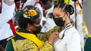 Ca sĩ Rihanna nhận danh hiệu Anh hùng dân tộc của Barbados