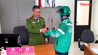 Công an xã Võng La biểu dương tài xế xe ôm nhặt được ví tiền đem trả lại người đánh rơi