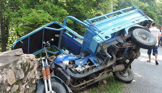 Xe mất lái khi lên núi, 12 du khách bị hất xuống vực