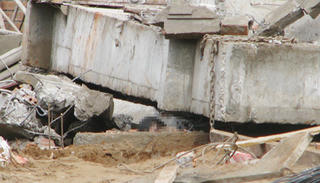 Sập sàn nhà hàng xây trên "đất vàng", 3 người gặp nạn