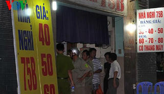 3 người đàn ông thuê một phòng nghỉ, một người bị trói tử vong