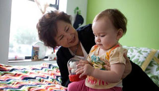 Lấn quyền làm mẹ của con dâu