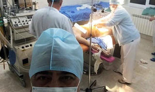 'Tự sướng' khi đỡ đẻ, nam bác sỹ khiến bà Bộ trưởng phẫn nộ