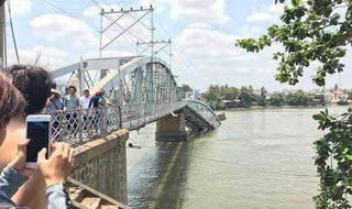 Sập “cầu thế kỷ” ở Đồng Nai, nghi nhiều người rơi xuống sông 