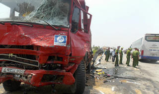 Xe khách nát giữa 2 xe tải, 4 người chết, 7 người bị thương