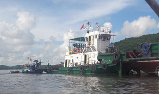 Tàu thủy nghìn tấn đâm chìm thuyền ngư dân, 2 phụ nữ bị nạn