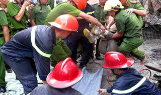 Sập nhà đang thi công, 8 người bị nạn