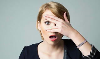 Họp lớp khoe quá đà, nữ trưởng phòng méo mặt vì bị vay tiền
