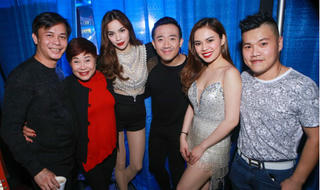 Hà Hồ và 'đại gia' kim cương thể hiện tình cảm trước đám đông