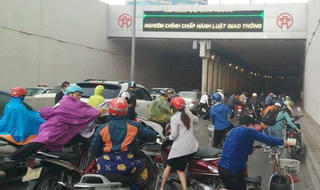 Người xe theo nhau ngã trong hầm cầu Kim Liên