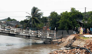 Sà lan va sập cầu, 3 bà cháu rơi xuống sông