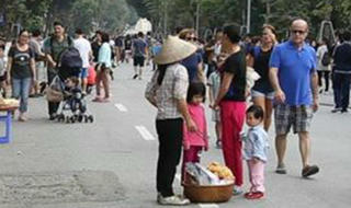 Quận Hoàn Kiếm đưa hộ nghèo vào bán hàng trong phố đi bộ