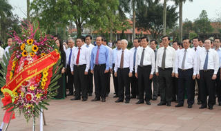 Dâng hương tưởng niệm Tổng Bí thư Lê Duẩn