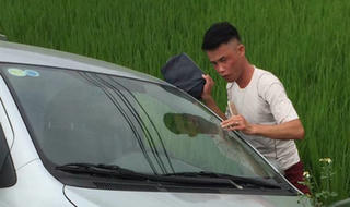 Hiệp Gà đâm xe xuống ruộng, nghi do uống rượu