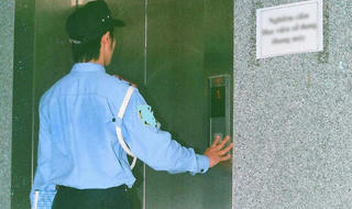 Cô gái xinh đẹp trốn trong chung cư khiến bảo vệ 'toát mồ hôi'
