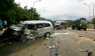 Hai ô tô đâm nhau, khách văng ra đường, 17 người cấp cứu