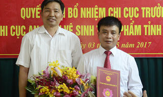 Chi cục trưởng ở Nghệ An mất chức vì sinh con thứ tư