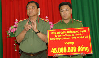 Công an Cần Thơ trao nhà cho đồng đội, tặng quà người nghèo