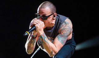 Ca sĩ chính của nhóm Linkin Park treo cổ tự tử