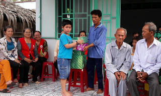 Tấm lòng 'vàng' của chị em tiểu thương chợ Kinh Cùng