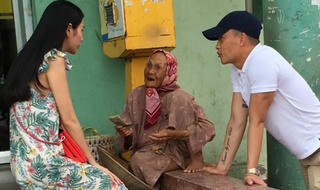 Công Vinh lái xe máy chở Thủy Tiên tìm người nghèo tặng gạo