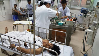 Giám đốc và công nhân nguy kịch do tường đổ 